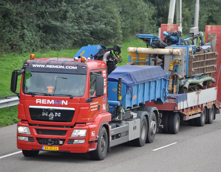 Remon vrachtwagen met boorstelling onderweg