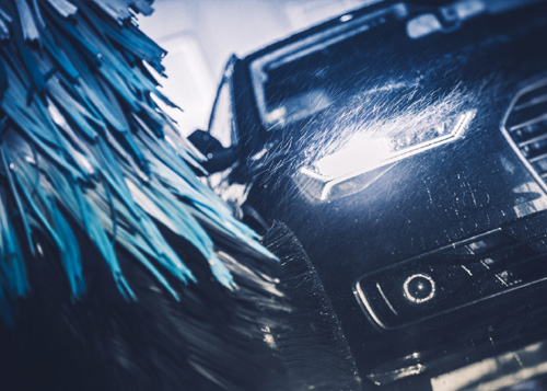 auto rijdt door wasstraat